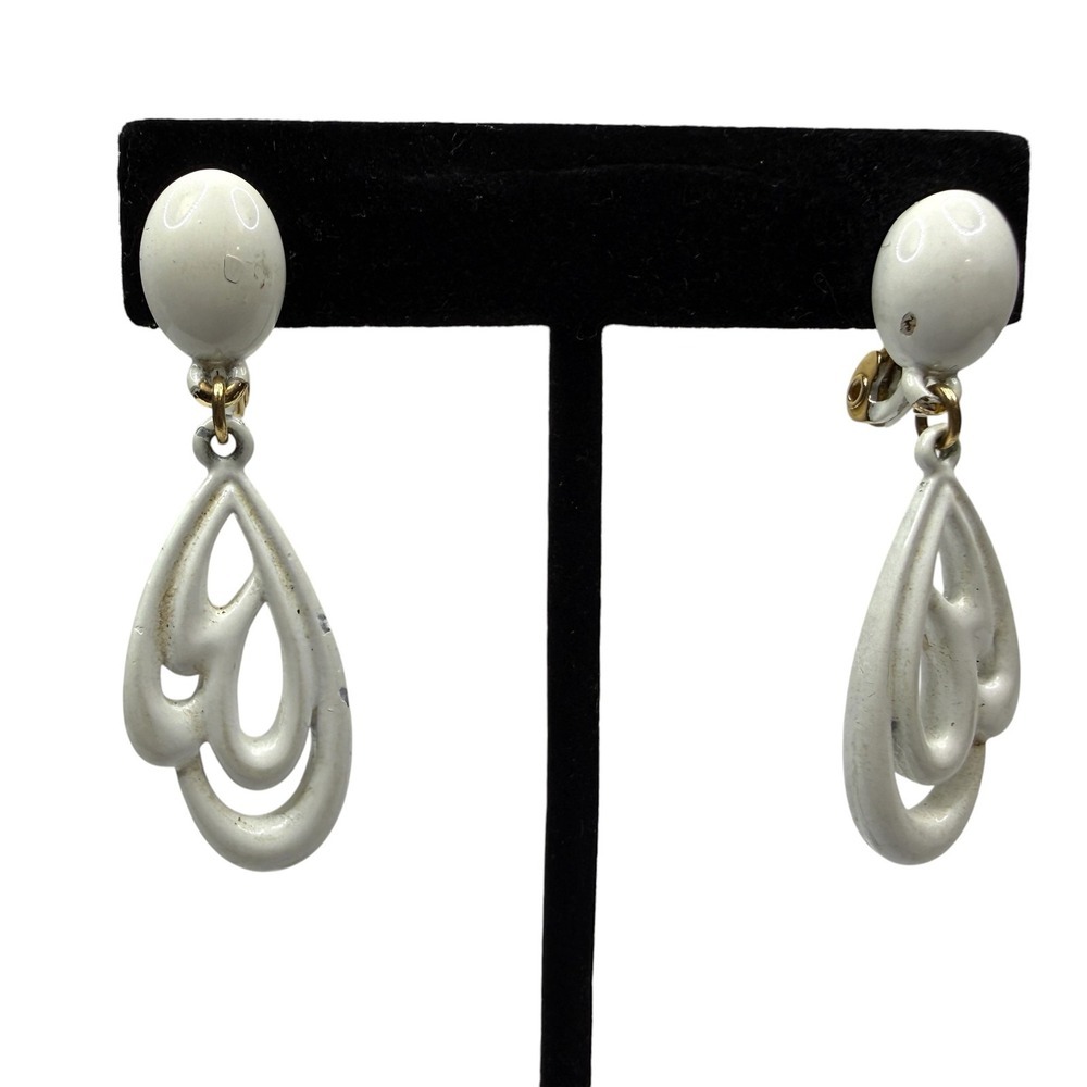 Monet Vintage 80's White Enamel Dangle Clip On Earrings Gold Tone Jewelry 2 in